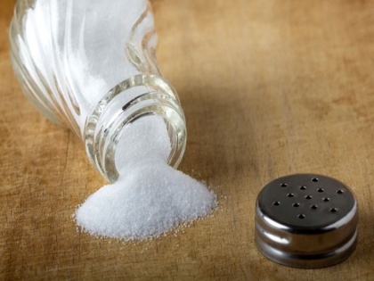 news too much salt is dangerous for body results in many diseases use these food to balance sodium amount | क्या आप नमक का ज्यादा करते हैं इस्तेमाल तो हो सकती है गंभीर बिमारियां, जानें शरीर में किन चीजों से सोडियम की मात्रा रहती है संतुलित
