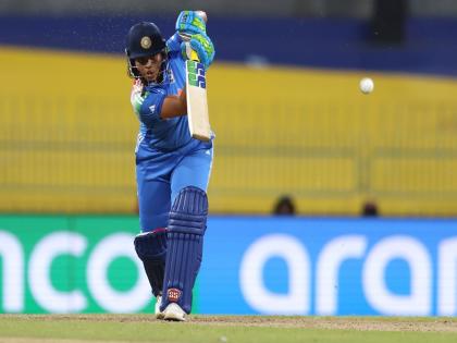 Women's World Cup star Richa Ghosh will be presented with a gold-plated ball and bat by CAB | महिला विश्व कप स्टार रिचा घोष को सोने की परत वाली गेंद और बल्ला प्रदान करेगा बंगाल क्रिकेट संघ