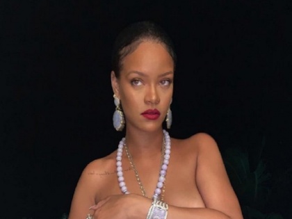 Rihanna shares topless photo with Lord Ganesha necklace invites controversy | रिहाना ने ट्वीट की टॉपलेस तस्वीर, गले में पहना है भगवान गणेश का पेंडेंट