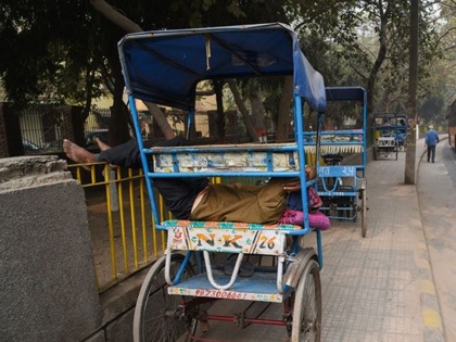 Ramcharan with his family reached the village after traveling five hundred kilometers by rickshaw from Delhi | दिल्ली से रिक्शे से पांच सौ किलोमीटर का सफर तय कर परिवार सहित गांव पहुंचा 'रामचरन'
