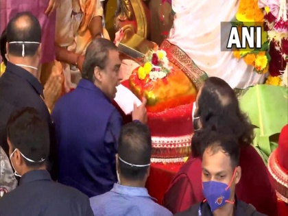 ril president Mukesh Ambani visit andhra pradesh Lord Tirupati donated 1.5 crore money fed food elephants | Mukesh Ambani: भगवान तिरुपति के दर्शन करने पहुंचे मुकेश अंबानी ने इतने रुपए का दिया दान, हाथियों को खिलाया खाना