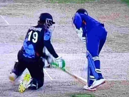 T20 World Cup Rishabh pant video steps on bat accidently then pays his respect | नामीबियाई खिलाड़ी के बैट पर आ गया ऋषभ पंत का पैर, फिर इस अंदाज में दिया उसे सम्मान, देखें वीडियो