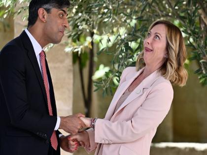 Rishi Sunak’s awkward hug-and-kiss moment with Italy PM Giorgia Meloni is viral | VIDEO: इतालवी पीएम जॉर्जिया मेलोनी के साथ ऋषि सुनक का अजीबोगरीब गले मिलने और किस करने का वीडियो हुआ वायरल