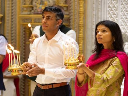 From Fixing Tie to Holding Umbrella: Indians Declare Rishi Sunak, Wife Akshata New 'Couple Goals' | टाई ठीक करने से लेकर छाता पकड़ने तक: भारतीयों ने ऋषि सुनक-पत्नी अक्षता को बताया नया 'कपल गोल्स'