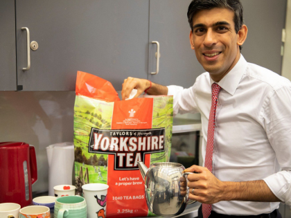 britain FM rishi sunak tea break photo before budget viral | ब्रिटेन के वित्त मंत्री ऋषि सुनक बना रहे हैं चाय, 11 मार्च को करेंगे बजट पेश, जानें पूरा मामला