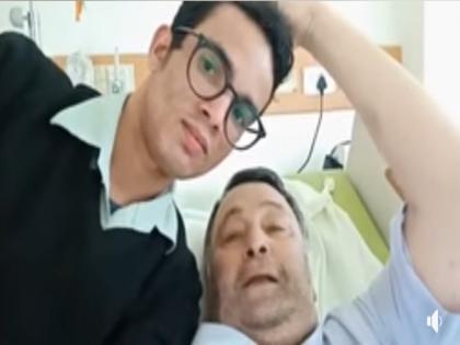 Rishi Kapoor blesses health worker after he sings Deewana song for him video viral | 'तेरे दर्द से दिल आबाद रहा' वायरल हो रहा ये वीडियो, मौत से पहले आखिरी बार ऋषि कपूर ने सुना था यह गाना?