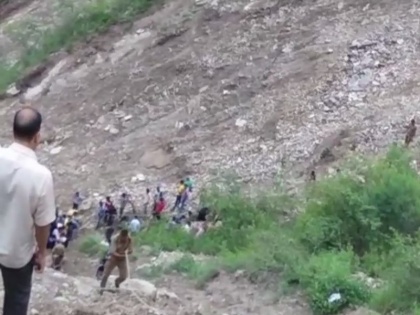 Uttarakhand: many people died and injured when bus falls into a 250 metre deep gorge near Suryadhar | उत्तराखंडः 250 फीट गहरी खाई में गिरी बस, 14 लोगों की मौत और 18 घायल, CM ने किया मुआवजे का ऐलान 