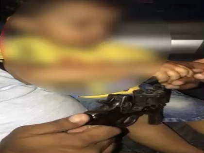 Father shows 18-month-old child how to load a revolver video goes viral | 18 महीने के बेटे को पिता ने खेलने के लिए दी बंदूक, फिर सिखाया रिवॉल्वर लोड करना, वायरल हुआ वीडियो