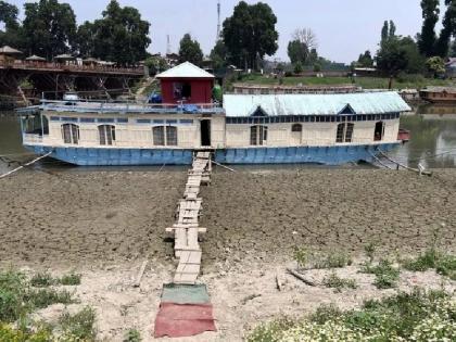 Jhelum river which quenches everyone thirst is itself thirsty for water water level has reduced to half feet | सबकी प्यास बुझाने वाला जेहलम दरिया खुद पानी के लिए लिए प्यासा, जलस्तर आधा फीट रह गया