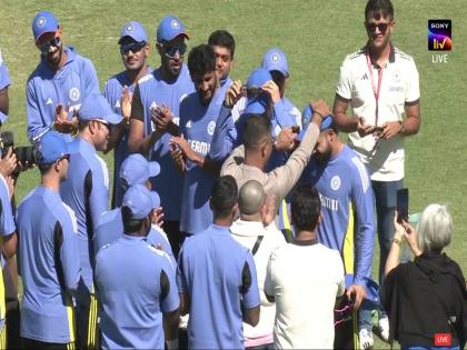 IND vs ZIM 1st T20I: Riyan Parag's father made his son wear the Indian cap in his debut match, tears welled up in his eyes | IND vs ZIM 1st T20I: डेब्यू मैच में रियान पराग के पिता ने बेटे को पहनाई भारतीय कैप, आँख से छलक आए आँसू