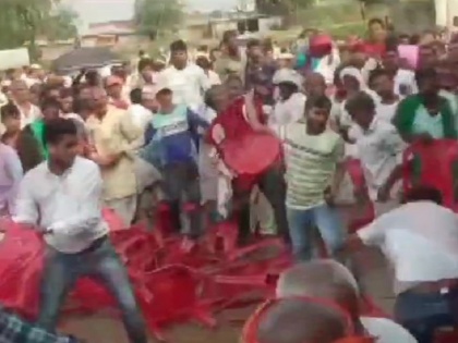 Bihar: Scuffle broke out between RJD workers at election rally, Tejashwi Yadav was also present | बिहार: तेजस्वी यादव की रैली में आपस में भिड़े RJD कार्यकर्ता