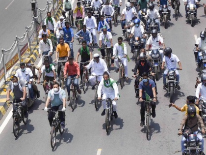 RJD celebrates its 24th Foundation Day: Lalu's sons organize cycle rally in protest against increase in prices of petroleum products | RJD ने मनाया अपना 24वां स्थापना दिवस: लालू के बेटों ने पेट्रोलियम पदार्थों की कीमतों में वृद्धि के विरोध में निकाली साइकिल रैली