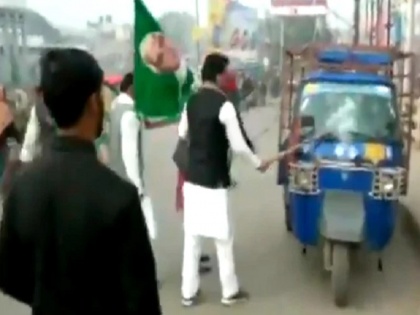 CAA NRC Protest BJP workers vandalised auto rickshaws in Bhagalpur during 'bandh' | नागरिकता कानून के विरोध में बिहार बंद के दौरान RJD कार्यकर्ताओं ने गाड़ियों में की तोड़फोड़, देखें वीडियो