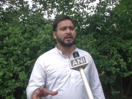 Bihar assembly elections 2020 Tejashwi Yadav RJD wrote letter commission Security arm pushing video viral | Bihar Elections 2020: तेजस्वी यादव की सुरक्षा, राजद ने आयोग को लिखी चिट्ठी, बांह पकड़कर बाहर धकेलते हुए वीडियो वायरल