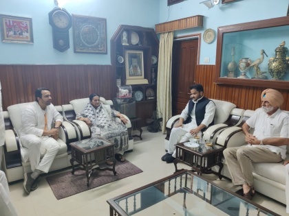 Rampur sp ally RLD chief Jayant Chaudhary visit Azam Khan wife Tanzeen Fatima and son Abdullah Khan meeting Twitter handle | रामपुरः सपा नेता आजम खां की पत्नी तजीन फातिमा और बेटे अब्दुल्लाह से मिले रालोद अध्यक्ष जयंत, अखिलेश के बीच संबंधों को सुधारने की कोशिश