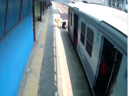 Maharashtra A constable of Mumbai Police helped a 60-year-old man save life video viral | जूते को उठाने के लिए ट्रेन के सामने आ गया 60 साल का बुजुर्ग, पुलिस वाले ने पहले बचाई जान फिर जड़ा थप्पड़, वीडियो वायरल Maharashtra A constable of Mumbai Police helped a 60-year-old man save life video viral | जूते को उठाने के लिए ट्रेन के सामने आ गया 60 साल का बुजुर्ग, पुलिस वाले ने पहले बचाई जान फिर जड़ा थप्पड़, वीडियो वायरल