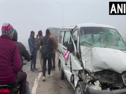 Due to dense fog, 25 vehicles collided in Aligarh and 12 in Hapur, 7 people died, more than 60 injured | घने कोहरे के चलते अलीगढ़ में 25 तो हापुड़ में 12 वाहन टकराए, 7 लोगों की मौत, 60 से अधिक घायल