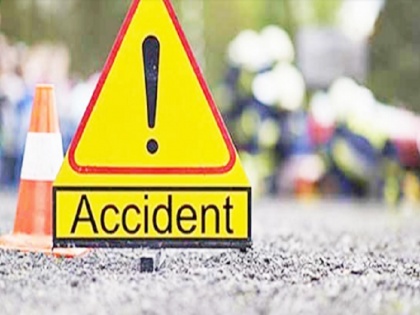 UP: collision between container truck and car, four people including couple and daughter died in accident in Unnao | यूपी: कंटेनर ट्रक और कार की भीषण टक्कर, जयपुर से सीवान जा रहे दंपत्ति और बेटी समेत चार की उन्‍नाव में सड़क हादसे में मौत