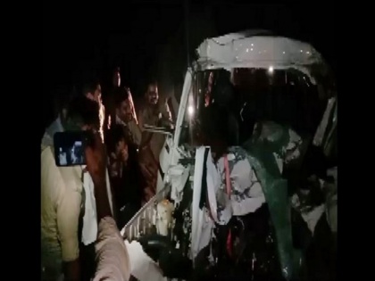 up road accident SUV collided with truck in Banda 6 people died 2 critical | यूपी के बांदा में ट्रक से एसयूवी की टक्कर में 7 लोगों की मौत, 5 ने मौके पर तोड़ा दम, 1 की हालत गंभीर