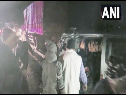 9 killed in truck-van collision on Mumbai-Goa highway | महाराष्ट्र में भीषण हादसाः मुंबई-गोवा राजमार्ग पर ट्रक और वैन की टक्कर में 1 बच्ची समेत 9 लोगों की मौत