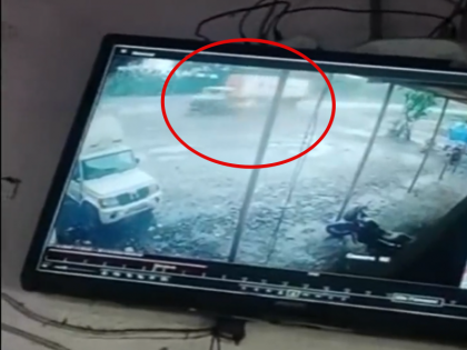 Maharashtra 6 people died in a collision between a taxi and a container truck at Padgha-Khadawali intersection | महाराष्ट्र में टैक्सी और कंटेनर ट्रक की आमने-सामने टक्कर में 6 लोगों की मौत, हादसे का सीसीटीवी फुटेज आया सामने