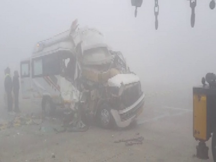 up Road Accident 5 vehicles collided due to dense fog on Yamuna Expressway | Road Accident: यमुना एक्सप्रेसवे पर घने कोहरे के कारण आपस में भिड़े 5 वाहन, बचाव कार्य के दौरान 3 और गाड़ियां टकराईं
