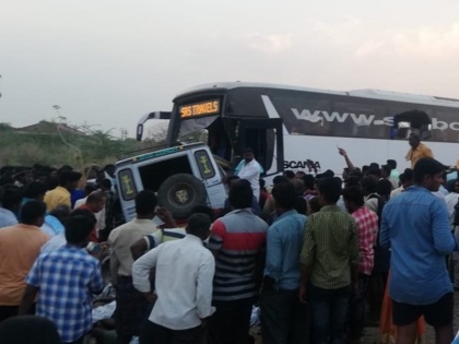Andhra Pradesh Road Accident: 13 dead and several injured after two vehicles collided | आंध्र प्रदेश: दो वाहनों की भीषण टक्कर में 13 लोगों की मौत, कई घायल