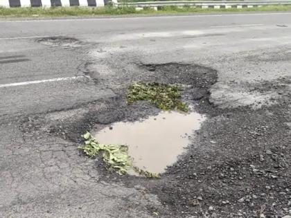 Uttar Pradesh Damage Road rain More potholes and less roads every district Lohia Path near CM residence in Lucknow in bad condition | बारिश में 'गड्ढों का गढ़' बना उत्तर प्रदेश का हर जिला?, लखनऊ में सीएम आवास के पास लोहिया पथ बेहाल, सड़कें कम गढ्ढे ज्यादा