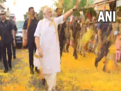 Kerala PM Narendra Modi greets people in Kochi during his roadshow Watch | Video: केरल में प्रधानमंत्री नरेंद्र मोदी अपने रोड शो में दक्षिण भारतीय परिधान पहनकर पैदल चले, लोगों ने बरसाए फूल