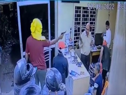 Robbery At Gunpoint In UP Colonelganj area of Prayagraj | प्रयागराज में बंदूक की नोक पर लूटे गए छह लाख रुपये, सीसीटीवी में दर्ज हुई घटना, वीडियो वायरल