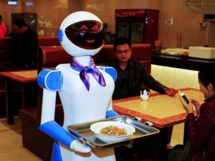Robot waiter smiling on people's faces in war-torn Afghanistan restaurant | युद्धग्रस्त अफगानिस्तान के रेस्त्रां में लोगों के चेहरों पर मुस्कुराहट बिखेर रही रोबोट वेटर