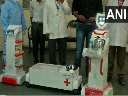 Robots have been deployed in Chennai to serve food and medicines to COVID-19 positive or possibly infected persons. | अस्पताल ने कोरोना से बचने के लिए काम पर लगाए रोबोट, वायरस के मरीजों को बांट रहे हैं दवाई और खाना
