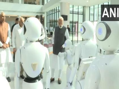 Gujarat PM Modi arrives at Science City to inspect the robot exhibition attends Vibrant Gujarat Global Summit | गुजरात: साइंस सिटी में रोबोट प्रदर्शनी का जायजा लेने पहुंचे पीएम मोदी, वाइब्रेंट गुजरात ग्लोबल समिट में शामिल हुए