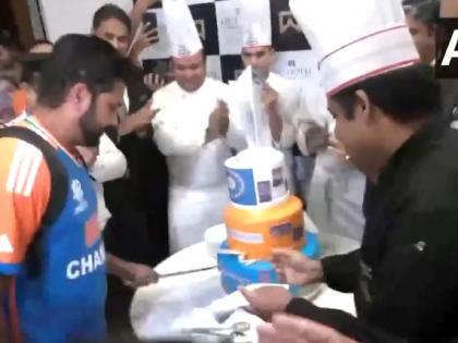 Team India entry in Delhi Rohit Sharma cut the cake after reaching the hotel video | टीम इंडिया की दिल्ली में एंट्री, रोहित शर्मा ने होटल में पहुंचकर काटा केक, सामने आया वीडियो, यहां देखें