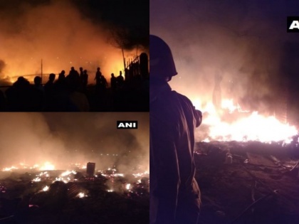 fire in shanties gutted at Bangali Basti in Rohini delhi live news updates | Breaking: दिल्ली के बंगाली बस्ती में लगी भीषण आग, कई झोपड़ियां खाक, रेस्क्यू ऑपरेशन जारी