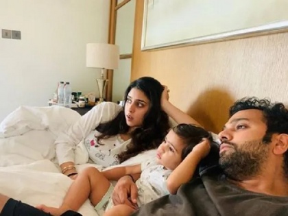 Rohit Sharma Shares pic with wife and daughter, trolls Ritika for introducing dinosaurs to Samaira | IPL 2020: बेटी को दिखाई डायनासोर की फिल्म, रोहित शर्मा ने तस्वीर शेयर करते हुए किया पत्नी रितिका को ट्रोल