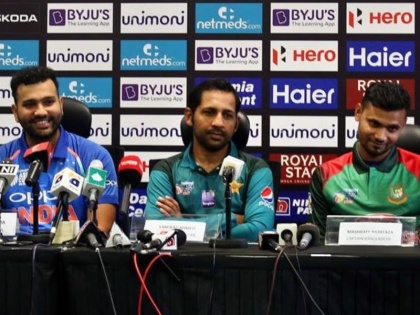 Asia Cup 2018: Rohit Sharma, Sarfraz Ahmed, Mortaza shared a light moments before press conference | एशिया कप: प्रेस कॉन्फ्रेंस से पहले 'कानाफूसी' करते दिखे रोहित शर्मा, सरफराज अहमद, मशरफे मोर्तजा, वीडियो वायरल