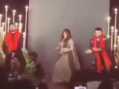 Rohit Sharma danced with his wife at brother-in-law's wedding video went viral | Viral: रोहित शर्मा ने पत्नी संग साले की शादी में किया 'लाल घाघरा' गाने पर डांस, वीडियो हुआ वायरल