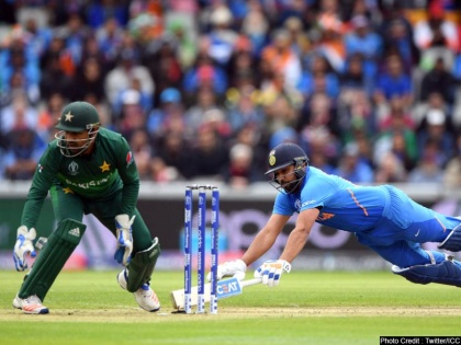 ICC World Cup: Pakistan misses an easy run out chance, Rohit Sharma scores a 34 ball fifty | IND vs PAK: पाकिस्तान ने गंवाया रोहित शर्मा को आउट करने का आसान मौका, 'हिटमैन' ने जड़ दी अपनी सबसे तेज फिफ्टी