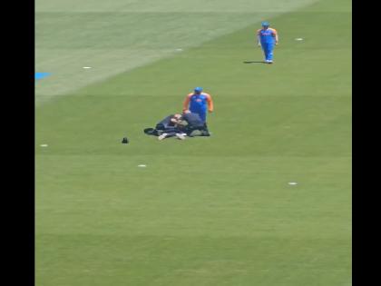 T20 World Cup 2024 man jumped into the middle of the field to meet Rohit Sharma New York During IND vs BAN ICC T20 World Cup 2024 Warm-Up Match caught by American police watch video | T20 World Cup 2024: रोहित शर्मा से मिलने के लिए बीच मैदान में कूद पड़ा शख्स, अमेरिकी पुलिस ने धर दबोचा; देखें वीडियो