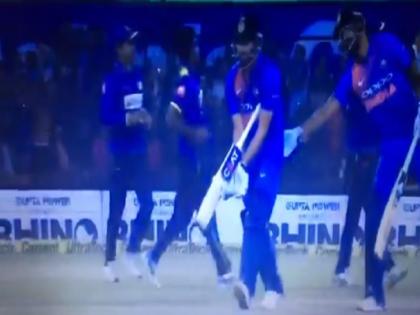 rohit sharma signalling ravi shastri to send ms dhoni video goes viral indore t20 | तो रोहित शर्मा ने रवि शास्त्री को इशारा कर धोनी को नंबर-3 पर भेजने को कहा था, वीडियो वायरल