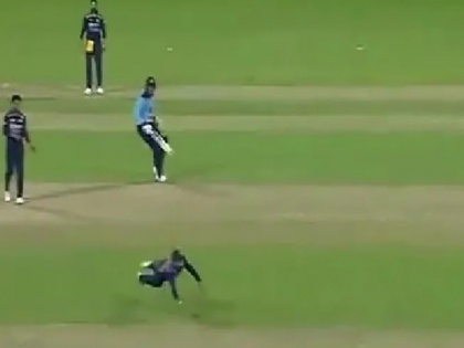 Rohit Sharma gets a wicket courtesy of his fielding video goes viral | मैदान पर 'सुपरमैन' बन गए रोहित शर्मा, हवा में उड़कर बल्लेबाज को भेजा पवेलियन, देख विराट कोहली भी रह गए दंग