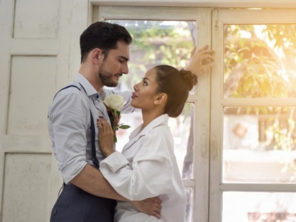 8 way to make Your Husband To Be Romantic and Happy in Hindi | Relationship Tips: इन तरीकों से बोरिंग पति को बनाएं रोमांटिक, पल में बदलेगा मूड