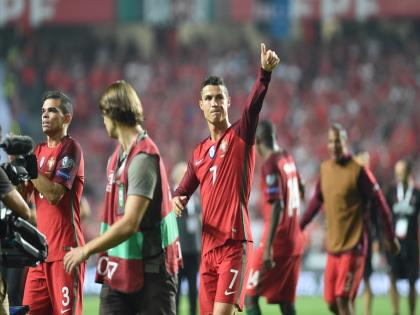 WATCH: During the match, a fan tried to kick Cristiano Ronaldo by jumping from the stand, the footballer narrowly escaped | WATCH: मैच के दौरान क्रिस्टियानो रोनाल्डो को स्टैंड से कूदकर एक फैंस ने लात मारने का किया प्रयास, बाल-बाल बचे फुटबॉलर, वीडियो वायरल