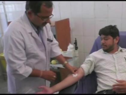 bihar: mohammad ashfaq broke his roza to donate blood for a 2 day old child | नन्ही बच्ची को बचाने के लिए मुस्लिम युवक ने तोड़ा रोजा, बोला- जान की हिफाजत ज्‍यादा जरूरी