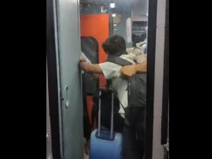 Watch RPF jawan slaps passenger tries to throw him out of moving train video viral | Watch: RPF जवान ने यात्री को जड़ा थप्पड़, चलती ट्रेन से की बाहर करने की कोशिश; वीडियो वायरल