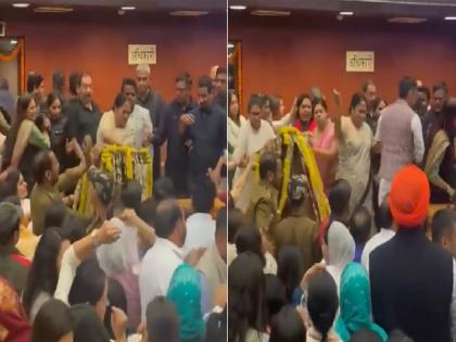 Before taking oath as CM Rekha Gupta video goes viral Vandalizing Podium and Mic Inside MCD Office | Delhi CM Rekha Gupta Oath Ceremony 2025: सीएम पद की शपथ लेने से पहले रेखा गुप्ता का वीडियो वायरल, कांग्रेस नेता ने शेयर किया वीडियो Before taking oath as CM Rekha Gupta video goes viral Vandalizing Podium and Mic Inside MCD Office | Delhi CM Rekha Gupta Oath Ceremony 2025: सीएम पद की शपथ लेने से पहले रेखा गुप्ता का वीडियो वायरल, कांग्रेस नेता ने शेयर किया वीडियो