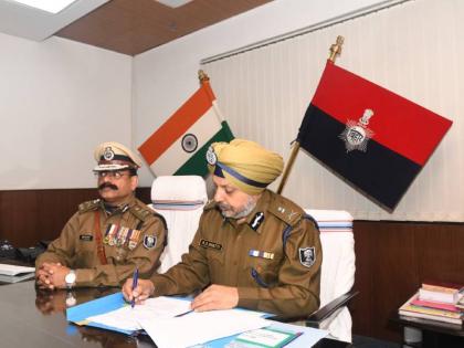 Bihar's DGP RS Bhatti appeared in the court of Deputy Chief Minister Tejashwi Yadav became the subject of discussion | बिहार के डीजीपी आरएस भट्टी ने उपमुख्यमंत्री तेजस्वी यादव के दरबार में लगाई हाजिरी, बने चर्चा का विषय