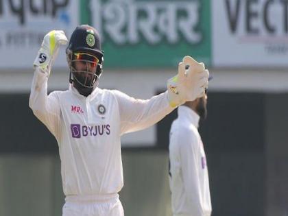 Rishabh Pant provides some entertainment from behind the stumps during the India-England Test | हवा में गई गेंद तो कैच लेने के लिए ऋषभ पंत ने किया कुछ ऐसा कि बल्लेबाज को भी आ गई हंसी, वीडियो वायरल