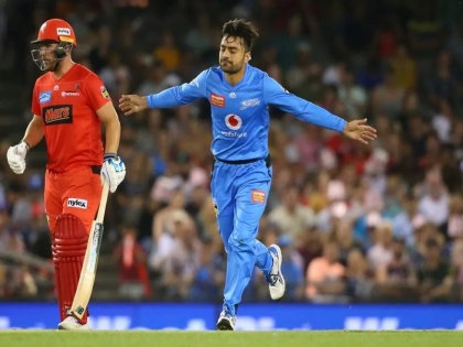 DArcy Short takes down Rashid Khan and then top-order collapse costs Adelaide Strikers | अपनी गेंदों से बल्लेबाजों में खौफ पैदा करने वाले राशिद खान की इस क्रिकेटर ने कर दी जमकर धुनाई, 4 गेंदों पर 3 छक्कों समेत जड़ दिए 22 रन